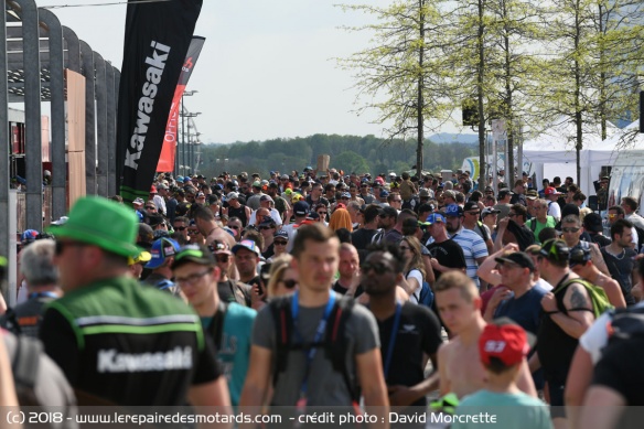 24h Motos : la foule dans le village