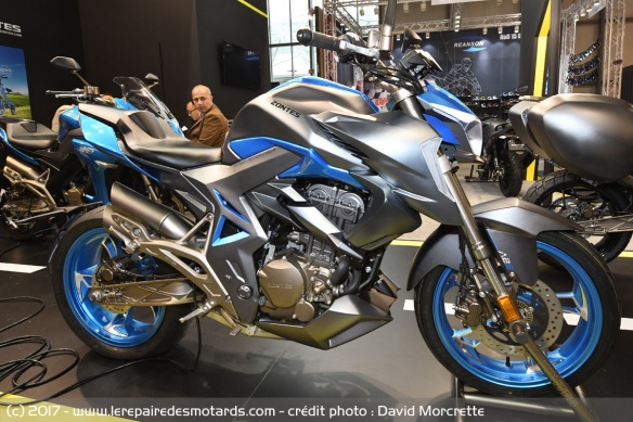 Le roadster Zontes 310 lors du salon EICMA