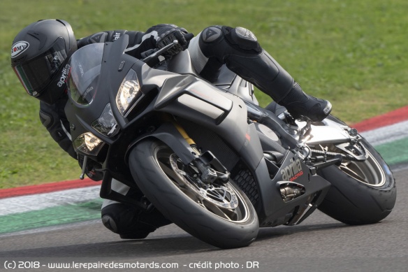 Aprilia RSV4 1100 Factory sur circuit