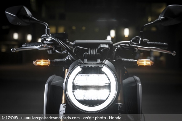 Le phare à LED est repris de la CB1000R