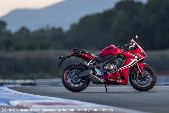 La CBR650 abandonne son 'F' pour un 'R' synonyme de performance