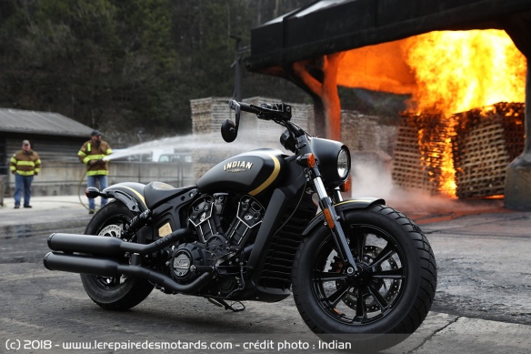 La moto reprend les couleurs des camions de la Jack Daniel's Fire Brigade