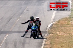 Une improbable bagarre en pleine course moto