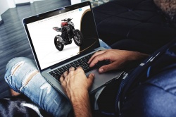 MV Agusta se met à la commande par internet