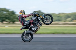 211 km/h en wheeling sur une Indian - Crédit photo : Mark Nightingale - Image Village & Paul Fishwick