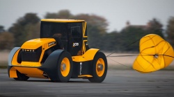 Guy Martin à 247 km/h en tracteur - crédit photo : JCB