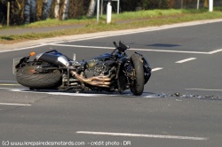 Sans permis, sans casque et en chaussettes, il se tue à moto