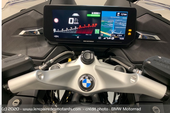 La BMW R1250RT 2021 est la première moto à recevoir le compteur de 10.25 pouces