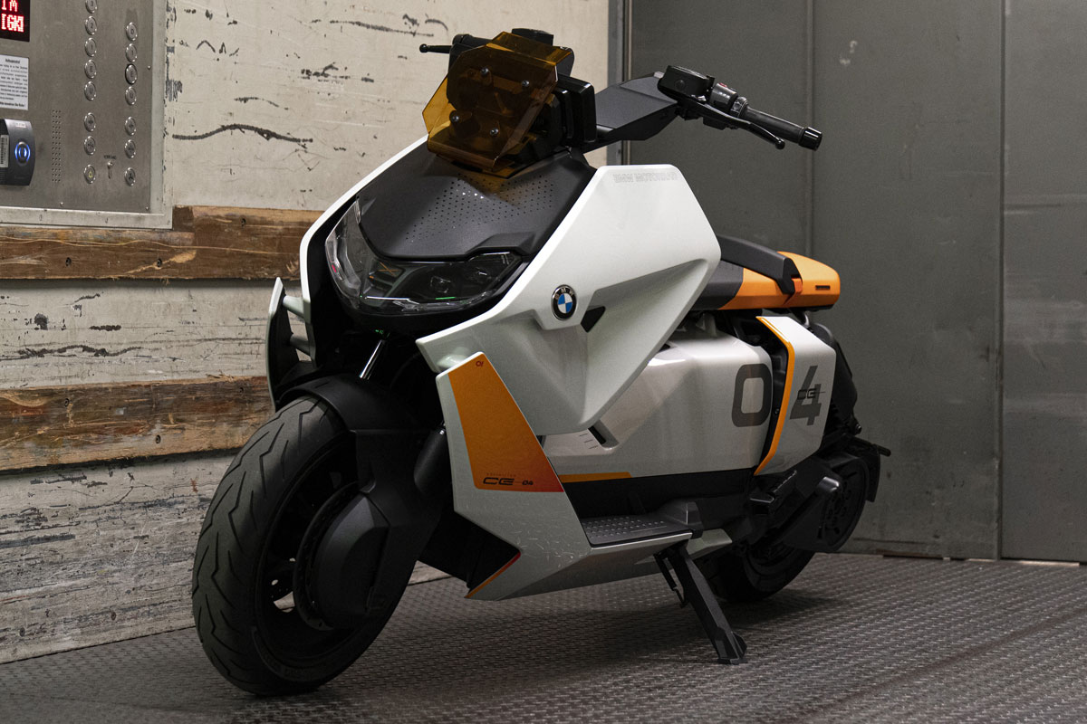 Prise en main du BMW CE 04 : le scooter électrique aussi fou dans son  design que sérieux dans sa conception - Numerama