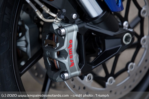 Le freinage est assuré par des étriers Brembo Stylema