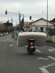 A scooter avec son matelas - Crédit photo : Gendarmerie de l'Hérault