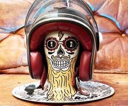 Woodjee, quand le support de casque moto devient art