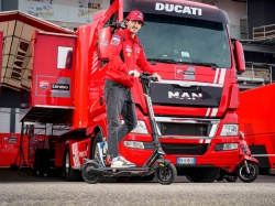 Pecco Bagnaia sur la trottinette Ducati Pro-III