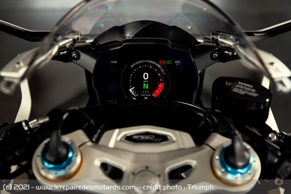 Le compteur TFT couleur de la Speed Triple 1200 RR