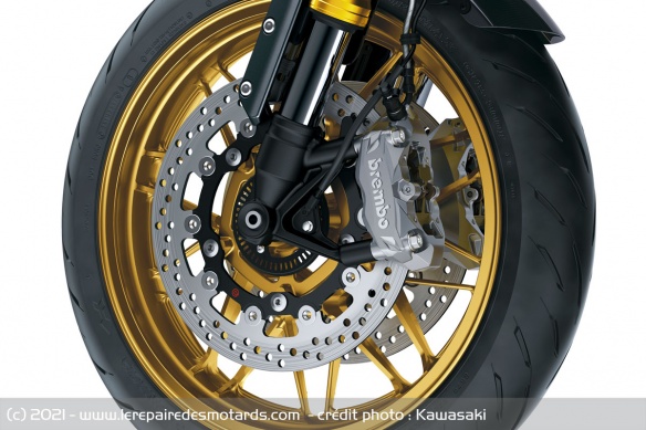 Le freinage est confié à des étriers Brembo M4.32