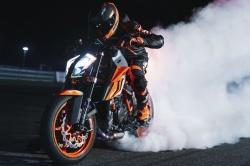 Roadster KTM 1290 Super Duke R EVO - Crédit photo : Philip Platzer