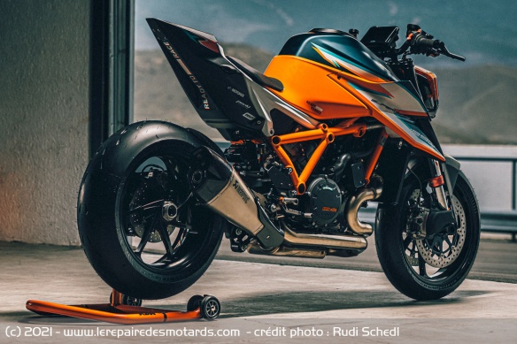 La 1290 Super Duke RR reçoit un silencieux Akrapovic