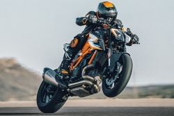 Roadster KTM 1290 Super Duke RR - Crédit photo : Rudi Schedl