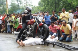 Ecrasé par 121 motos pour un record