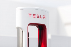 Les Supercharger Tesla ouverts aux motos - Crédit photo : Tesla