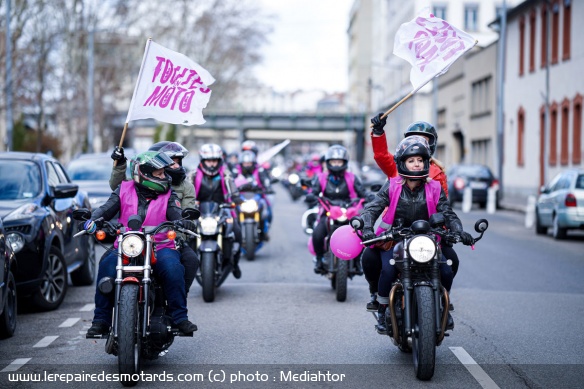 Un parade de l'association Toutes en moto à l'occasion de la journée des droits des femmes