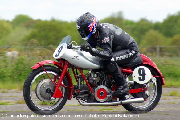 Alan Cathcart au guidon de la Guzzi Bicilindrica 500