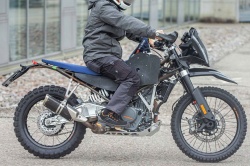 Une KTM 390 tout-terrain en préparation - Crédit photo : DR