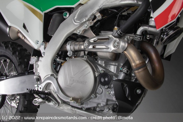 C'est le moteur de la Kawasaki KX450 qui sert de base à la BX450