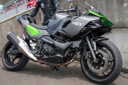 La moto hybride de Kawasaki se montre