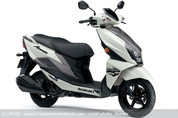 Le Suzuki Avenis 125 se distingue par son style moderne