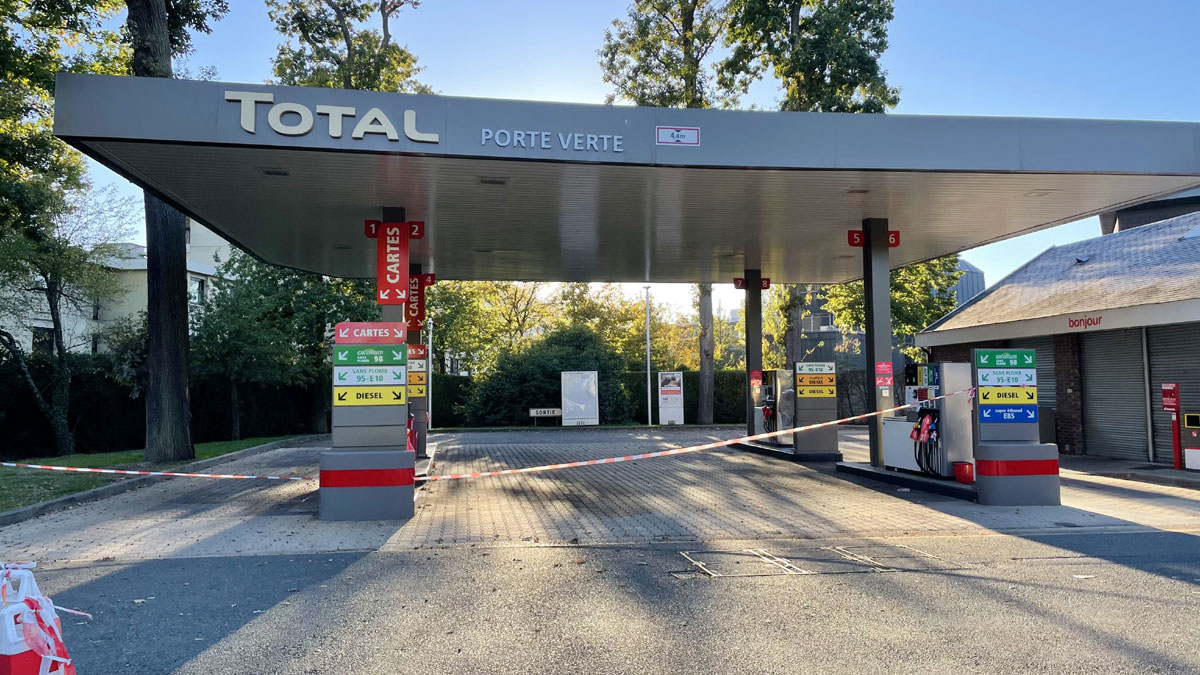 Station essence Total pompes à essence sur l'avant-cour Photo