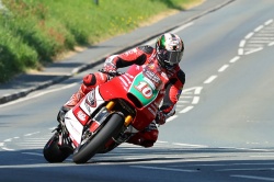 Peter Hickman remporte la 2e course Supertwin - Crédit photo : IOMTT