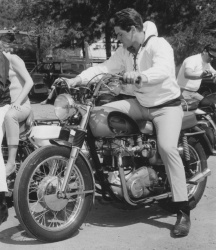 Jerry Schilling sur sa Bonneville payée par Elvis