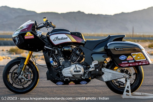 Bagger racing Indian Challenger RR