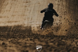 Ducati se met au motocross