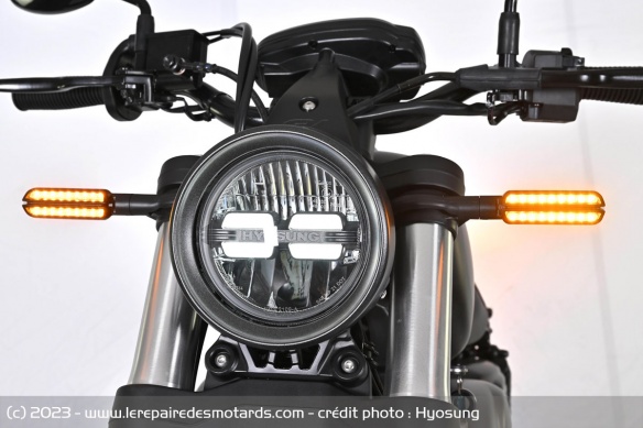 Le phare avant à LED du bobber Hyosung GV300S-EVO