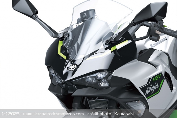 Le phare de la Kawasaki Ninja 7 Hybrid