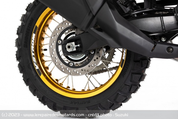 Les pneux Bridgestone AX41 de la Suzuki V-Strom 800DE Rally Edition