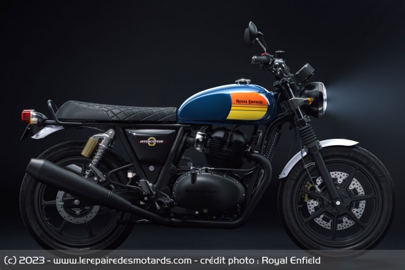 Royal Enfield Interceptor 650 Black Edition Barcelona Blue