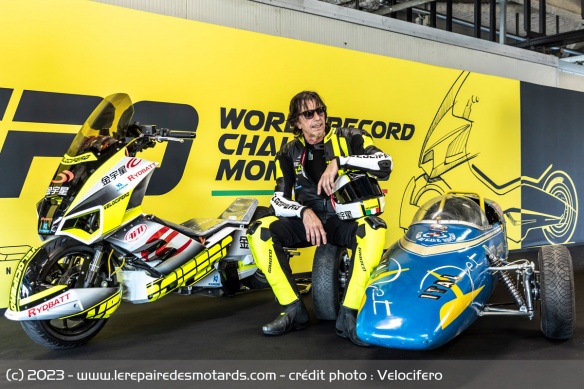 Alessandro Tartarini avec son prototype et celui de son père