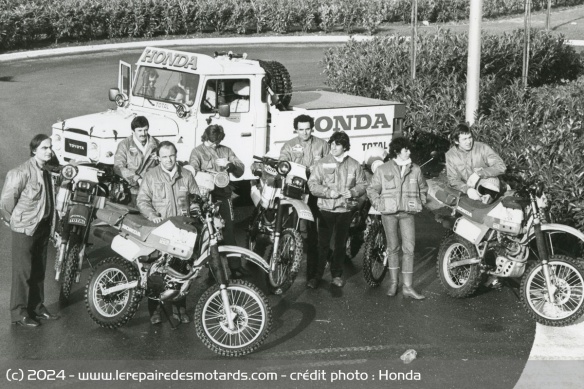 Jean-Louis Guillou avec l'équipe du Dakar 1983