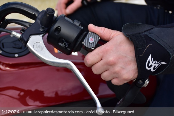 Le Bikerguard est livrée avec sa télécommande au guidon