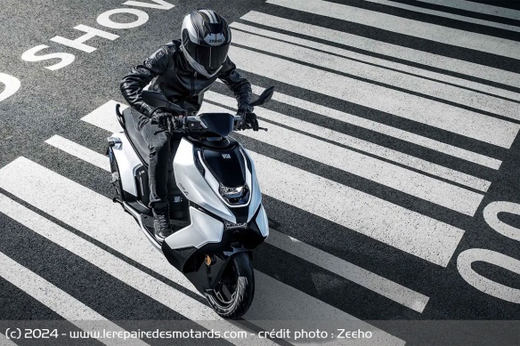 Le scooter électrique Zeeho AE8 S+