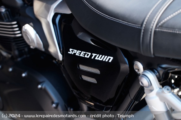 Les caches latéraux de la Triumph Speed Twin 1200