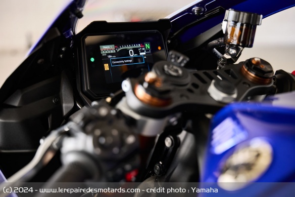 Sportive Yamaha R9