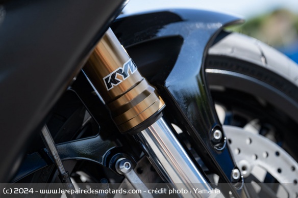 La fourche inversée KYB de la Yamaha R1 Race 2025