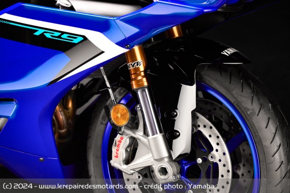 Sportive Yamaha R9