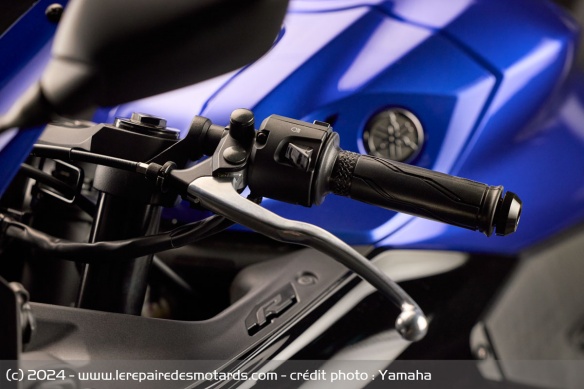 Le levier d'embrayage de la Yamaha R3 2025