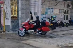 Une routière chinoise à 8 cylindres