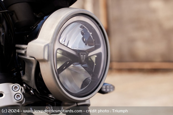 Le phare de la Triumph Speed Twin 1200